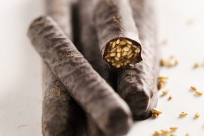 Bâtonnets aux sésames enrobés de chocolat