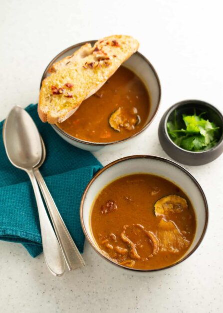 Soupe de lentilles au curry et pain grillé à l’huile pimentée