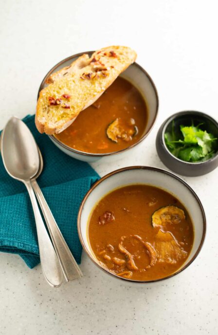Soupe de lentilles au curry et pain grillé à l’huile pimentée